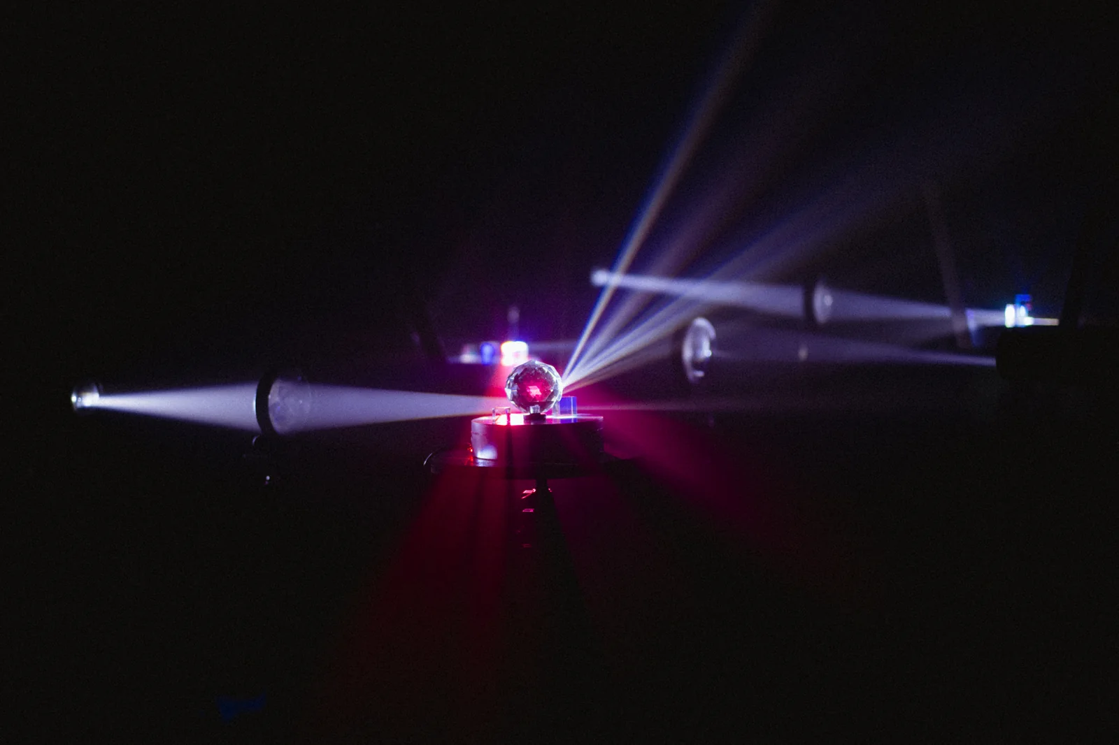 Prisms split the light into long rays in the venue.